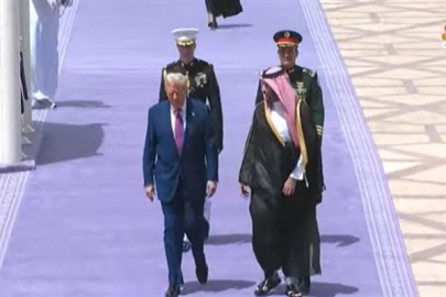 Trump, Riyad'da Suriye'nin geçici Cumhurbaşkanı Ahmed el-Şara ile bir araya geldi