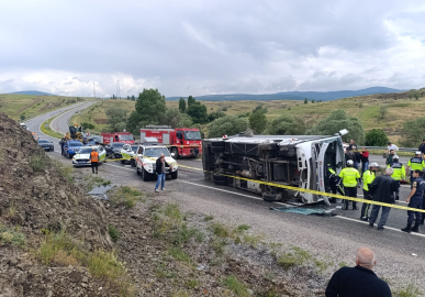 Yozgat'ta cenaze töreninden dönenleri taşıyan midibüs devrildi: 2 kişi öldü, 15 kişi yaralandı