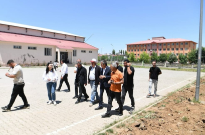 Eş Başkan Söylemez, okul bahçesindeki çalışmaları yerinde inceledi