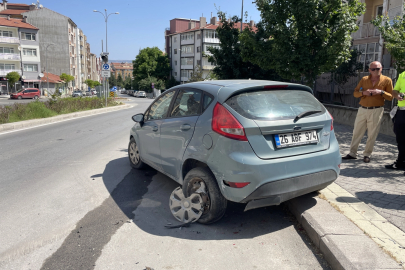 Eskişehir'de Zincirleme Kaza: Kontrolden Çıkan Cip 3 Araca Çarptı, Sürücü Yaralandı!