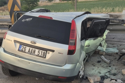Eskişehir'de Kaza: Otomobil Bariyerlere Çarptı, Sürücü Yaralı