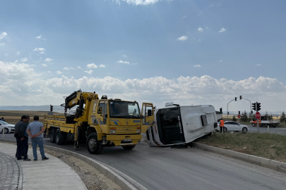 Ankara Çubuk'ta Kamyonet ile Minibüs Çarpıştı: 3 Yaralı