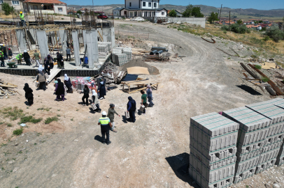 Sivas Şarkışla'da İmece Usulü Cami İnşaatı: Kadınlar Briket Taşıyor