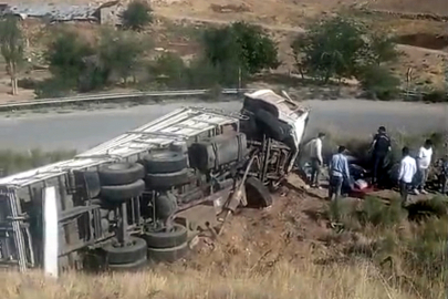 Beypazarı’nda Marul Yüklü Tır Devrildi: 3 Kişi Yaralandı