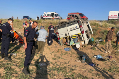Konya'da Tarım İşçilerini Taşıyan Minibüs Devrildi: 15 Yaralı