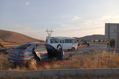 KONYA Yunak'ta Minibüs ve Otomobil Çarpıştı: 16 Yaralı