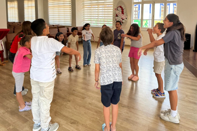 Efeler’de çocuklara sahnede özgüven kazandıran kurs
