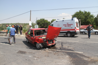 Konya Beyşehir'de Kavşakta Çarpışan Otomobillerde 4 Kişi Yaralandı