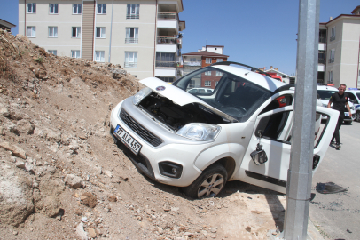 Konya Beyşehir’de hafif ticari araç kaza yaptı: 2 yaralı