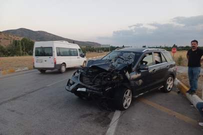 Beyşehir’de Tıra Çarpan Otomobilde 5 Kişi Yaralandı