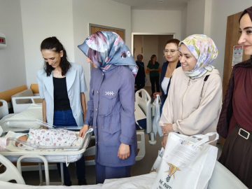 AK Parti kadın kolları, Dünya Emzirme Haftası'nda annelerle buluştu