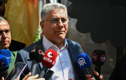 Alevi dernekleri temsilcilerinden, Alevi-Bektaşi Kültür ve Cemevi Başkanlığı önünde protesto açıklaması