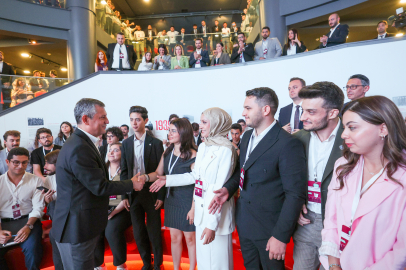 CHP Genel Başkanı Özel, gençlerle bir araya geldi