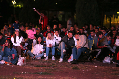 Eskişehir'de Türkiye-İspanya maçı dev ekranda gösterildi