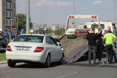 Kayseri'de iki otomobilin çarpıştığı kazada 2 kişi öldü, 3 kişi yaralandı