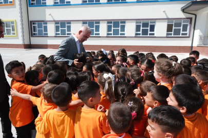 Karaman Valisi Çiçekli, TOKİ İlkokulunu ziyaret etti