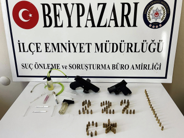 Beypazarı'nda bir araçta 2 tabanca ve sentetik uyuşturucu ele geçirildi