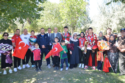 Avrupa Gençler Kick Boks Şampiyonası'nda madalya kazanan sporcular, Konya'da çiçeklerle karşılandı