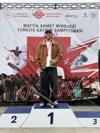 Red Bull sporcusu Berke Dikişçioğlu Türkiye Kaykay Şampiyonu oldu