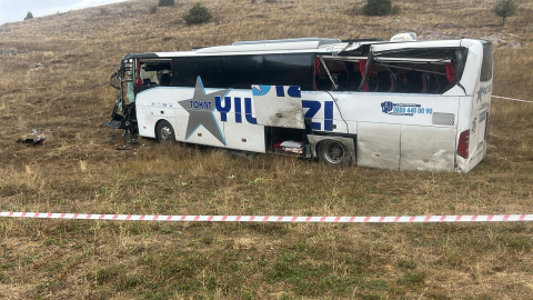 Sivas’ta yolcu otobüsü ile tırın çarpıştığı kazada 20 kişi yaralandı